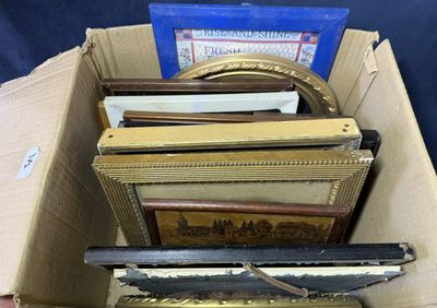 une boîte remplie de photos encadrées et d'autres objets