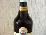 une bouteille de vin posée sur une table