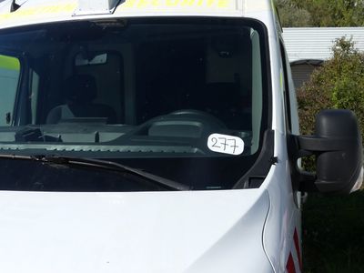 une camionnette blanche avec un autocollant jaune sur le côté