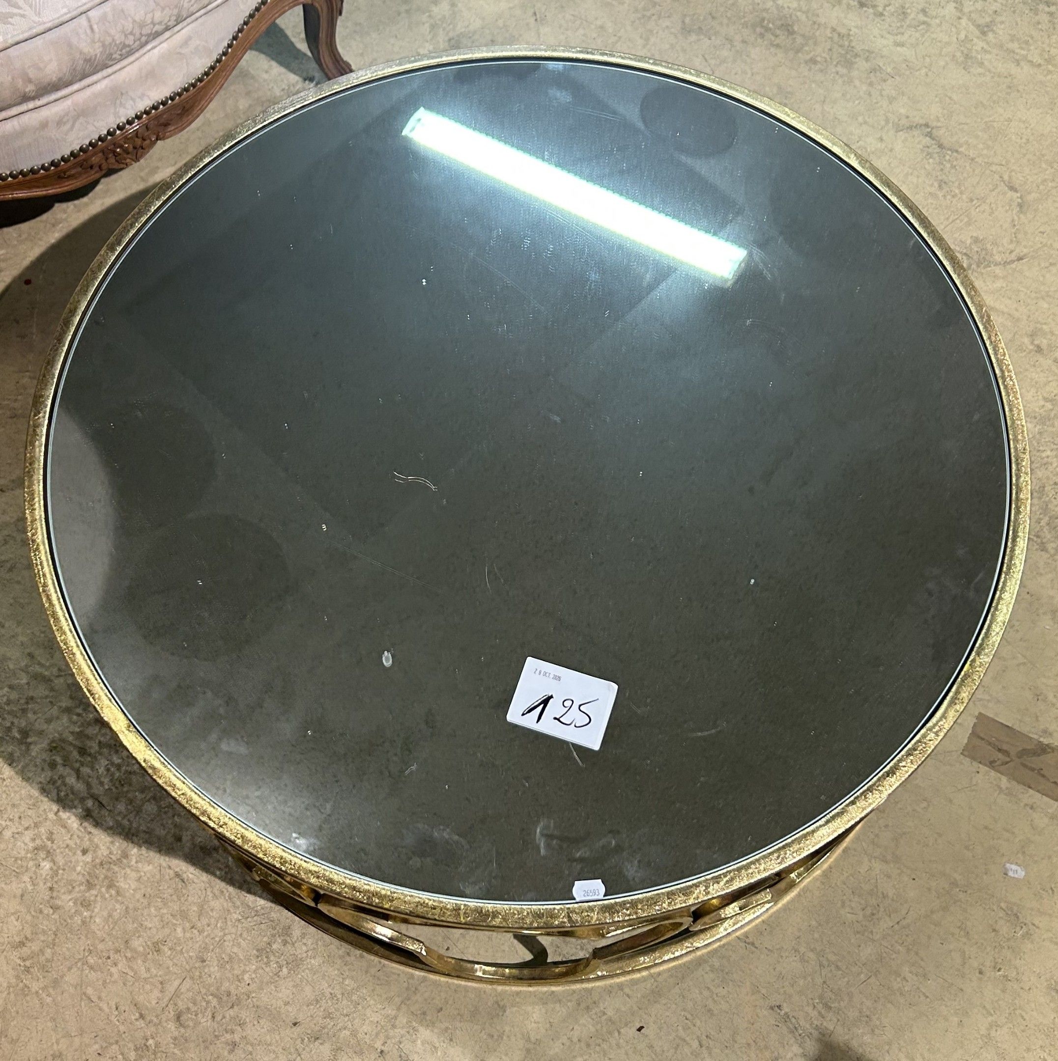 TABLE-BASSE circulaire, piètement ajouré en métal de couleur…