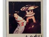 une photo Polaroid d'un homme avec un robot en arrière-plan