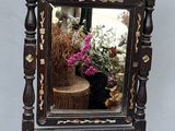 un miroir posé sur un pied