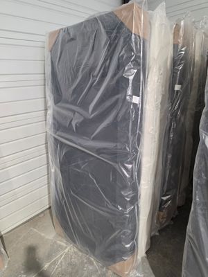 de nombreux matelas emballés dans du plastique dans un entrepôt