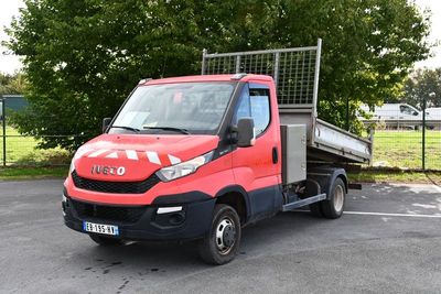 un camion rouge garé dans un parking