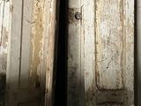 deux vieilles portes appuyées contre le mur