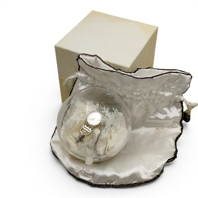 une boîte contenant une bague et une boîte contenant une bague