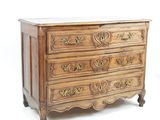 une commode en bois avec un plateau en marbre