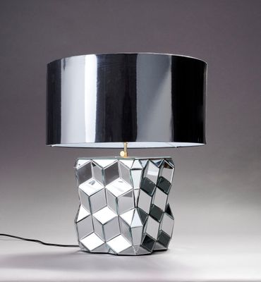 une lampe argentée surmontée d'un abat-jour noir