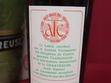 une bouteille de vin à côté d'une bouteille de vin