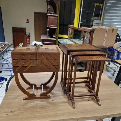deux tables posées sur une table dans une pièce
