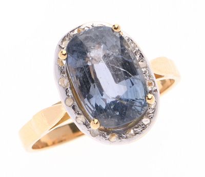 BAGUE en or jaune 750 °/°° centrée d'un saphir pesant 4,07 c…