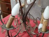 un lustre sur lequel sont accrochées de nombreuses ampoules