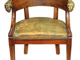 une image représentant une chaise en bois dont l'assise est recouverte d'un tissu vert