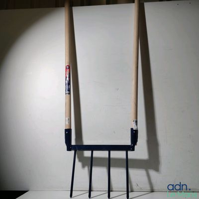 deux battes de baseball posées sur un support devant un tableau blanc