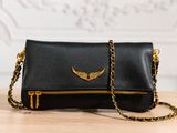 pochette en cuir noir avec une bandoulière en chaîne dorée