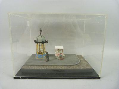 une petite maquette d'un petit bâtiment exposée dans une vitrine