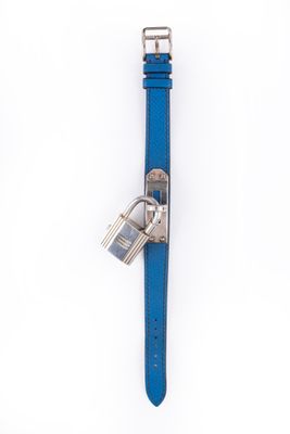 un gros plan d'une montre bleue ornée d'un cadenas