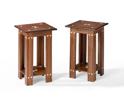 une paire de petites tables en bois avec une étagère de chaque côté