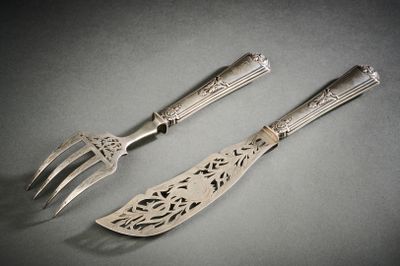 une paire de fourchettes et de cuillères anciennes en argent sur fond gris