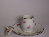 une tasse et une soucoupe, accompagnées d'une cuillère, posées sur une table