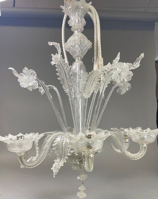 un lustre en verre suspendu au plafond