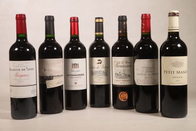six bouteilles de vin sont alignées sur une table