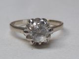 gros plan d'une bague en diamant sur une surface blanche