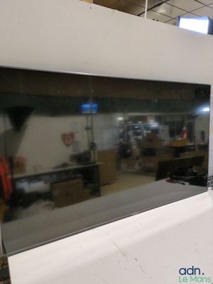 une image représentant une machine en train de travailler sur un morceau de verre