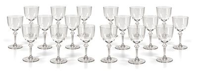un grand nombre de verres à vin alignés les uns à côté des autres