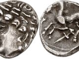une pièce d'argent sur laquelle figurent un cheval et son cavalier