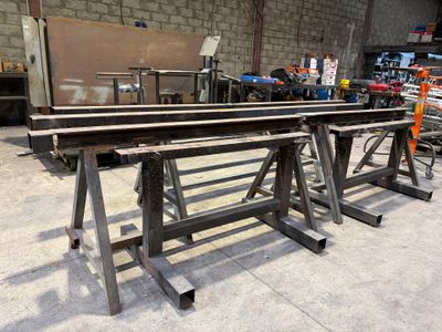 Un lot de 6 gros tréteaux en fer.