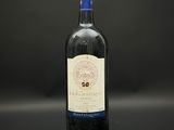 une bouteille de vin posée sur une table
