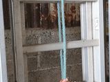 une corde bleue suspendue sur le côté d'une échelle