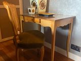 un bureau avec une chaise et un vase posé dessus
