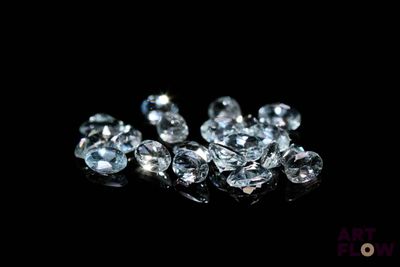 de très jolis diamants sur une surface noire avec un fond noir