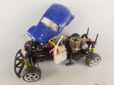 une voiture jouet posée sur une table