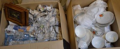 deux cartons remplis d'assiettes et de bols blancs