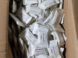 une boîte en carton remplie de sachets blancs de médicaments