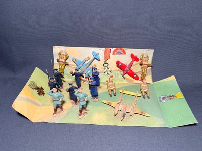 un tas de figurines posées sur une table