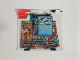 un gros plan sur une boîte de cartes Pokémon posée sur une surface blanche