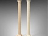 une paire de colonnes en marbre blanc, chacune ornée de chapiteaux sculptés