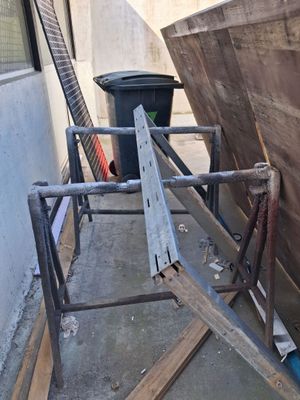 un gros morceau de bois posé sur une table