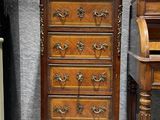 deux tiroirs en bois et un bureau dans un coin de la pièce