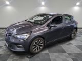 la voiture grise est garée dans le garage sur un sol en damier