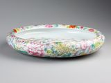 une assiette blanche ornée d'un motif floral coloré