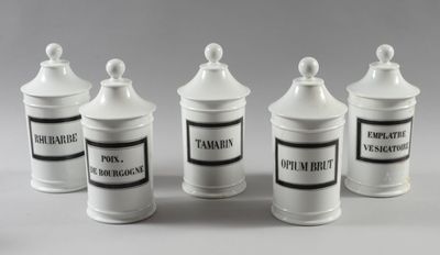 Cinq pots à pharmacie en porcelaine blanche émaillée noire, …