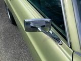 un gros plan du rétroviseur latéral d'une voiture, situé sur le côté de celle-ci