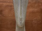 une statue représentant la tête d'une femme, exposée dans un musée