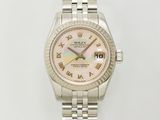 une image d'une montre Rolex avec des chiffres romains et un cadran en nacre