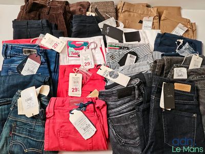 de nombreux modèles de jeans exposés sur une étagère